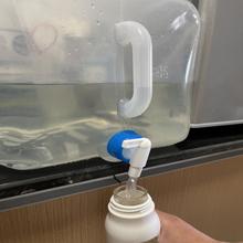 꼭지와 물통을 야영시키기